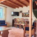 Plataniotissa Mansion 別荘 カラブリタ